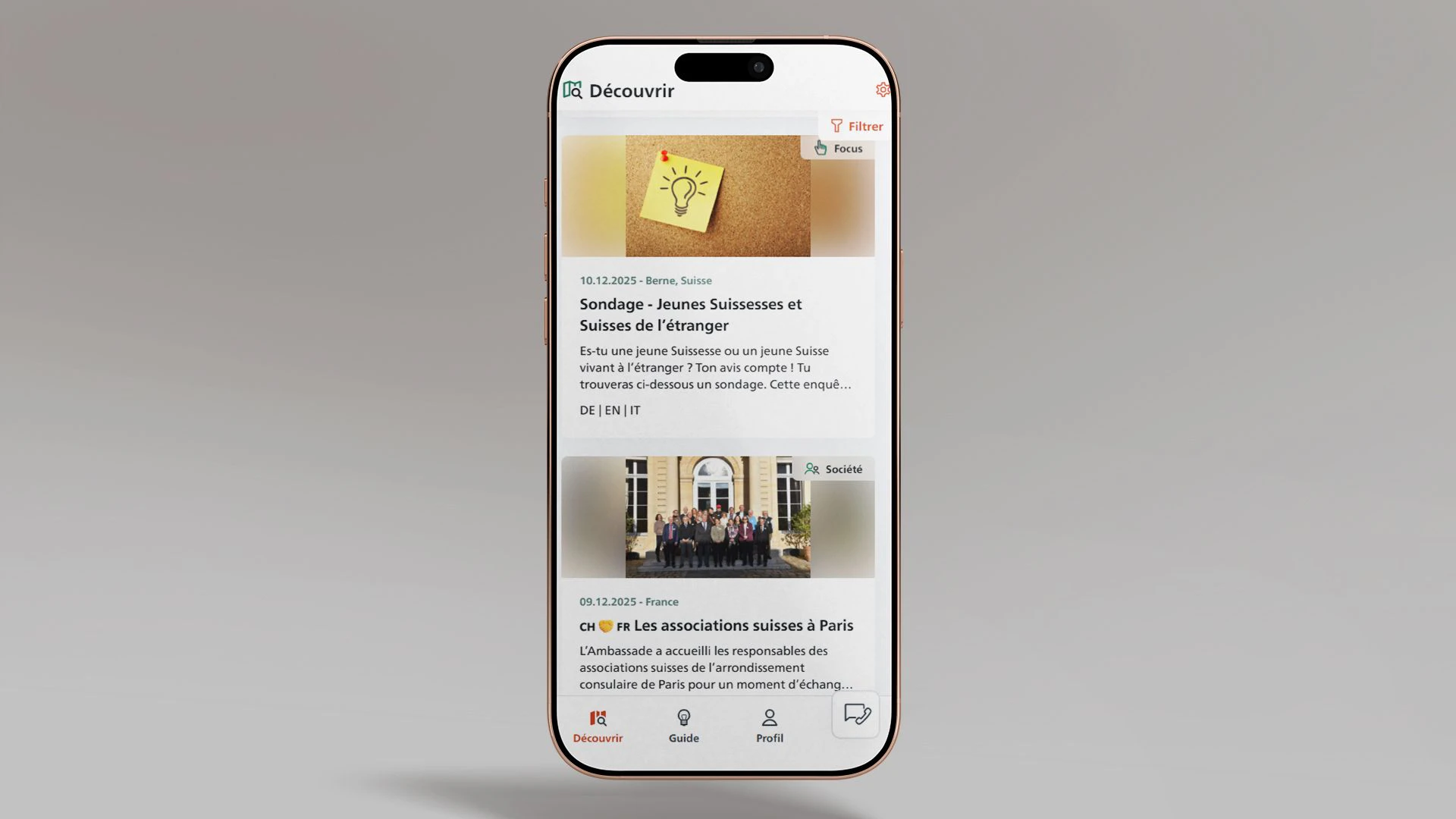 L’image montre un smartphone sur lequel l’application SwissInTouch est ouverte sur le flux de publications. Deux contributions sont visibles.